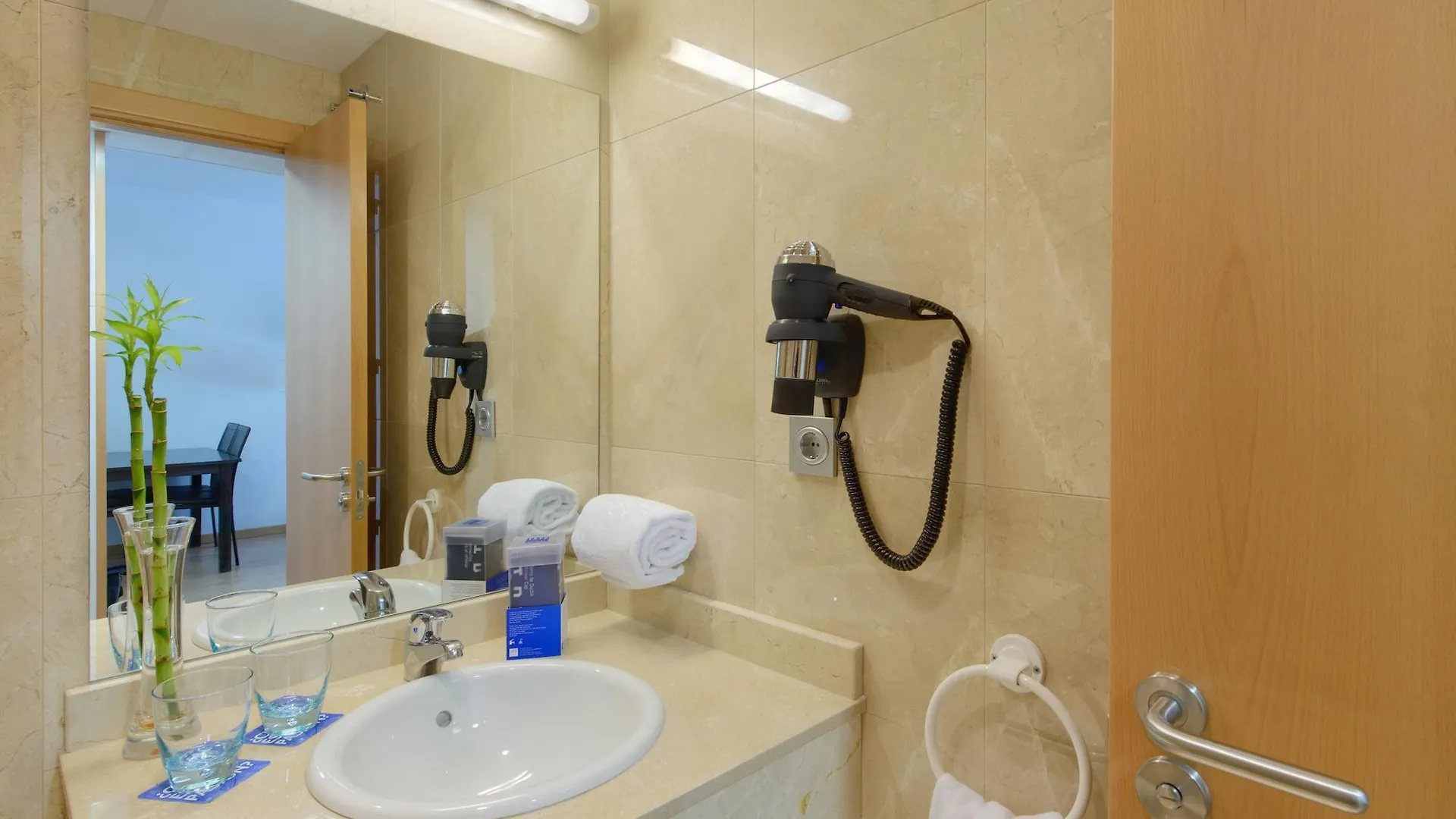 Aparthotel Madrid Airport Suites, Affiliated By Melia